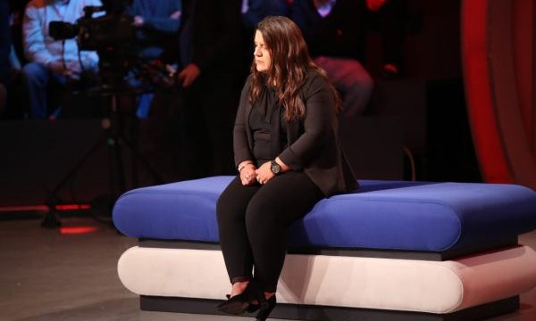 Humbi bashkëshortin në një aksident, nëna ka një mesazh për dy djemtë e saj