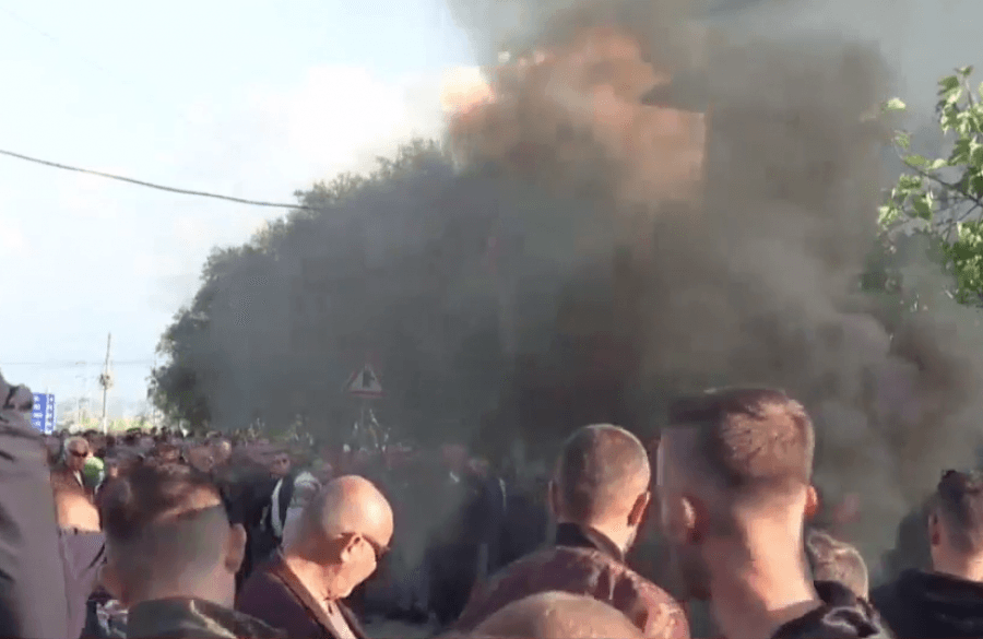 VIDEO/ Ndizet protesta në Elbasan, qytetarët djegin goma