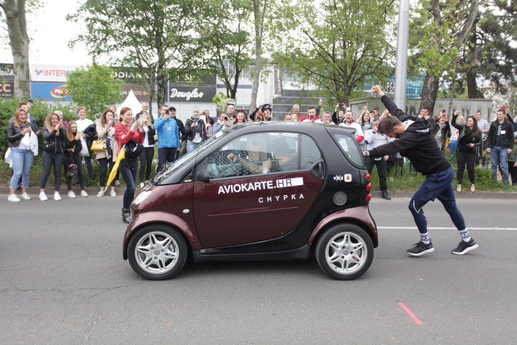 FOTO/Kroati hyn në “Guinness”, shtyn një makinë për 100… kilometra