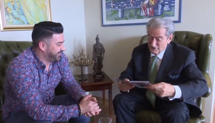 VIDEO/ I plotësohet dëshira pas 30 vitesh, këngëtari i njohur takon Berishën: “E kam pas ëndërr”