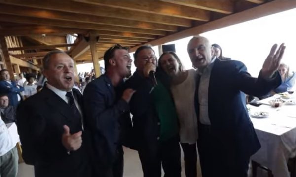 VIDEO/ “Po ku ka si ti, moj Shqipëria ime”, Meta ia merr këngës me Kozma Dushin dhe Marjana Kondin