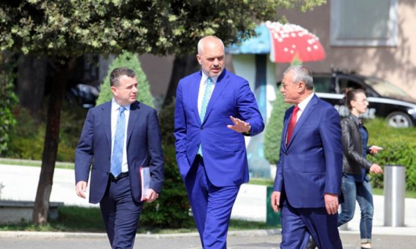 VIDEO/ “Nxehet” Gramoz Ruçi, iu hakërret gazetarëve: Na lini të llafosemi