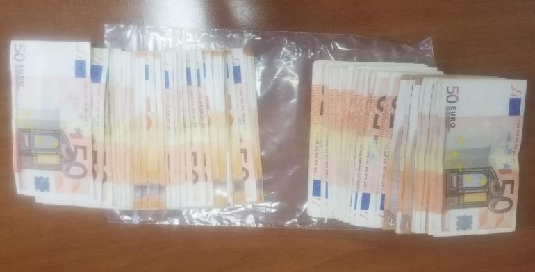 DETAJE/Pranga dy punonjësve në Rinas, ja sasia e parave që vodhën nga valixhet e pasagjerëve