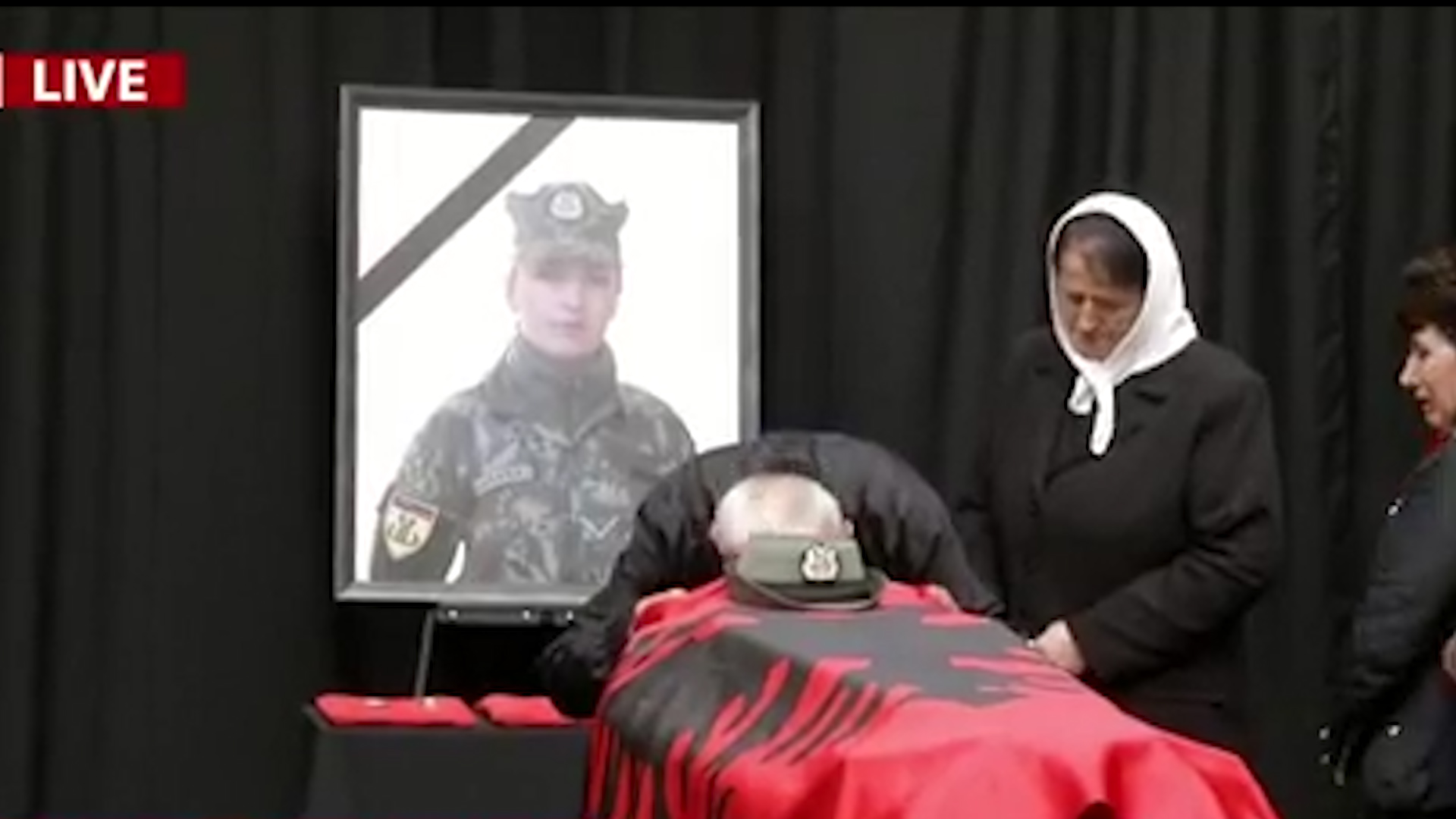 Nisin homazhet për nëntetaren Zarife Hasanaj, i ati me lot në sy përkulet para trupit të saj