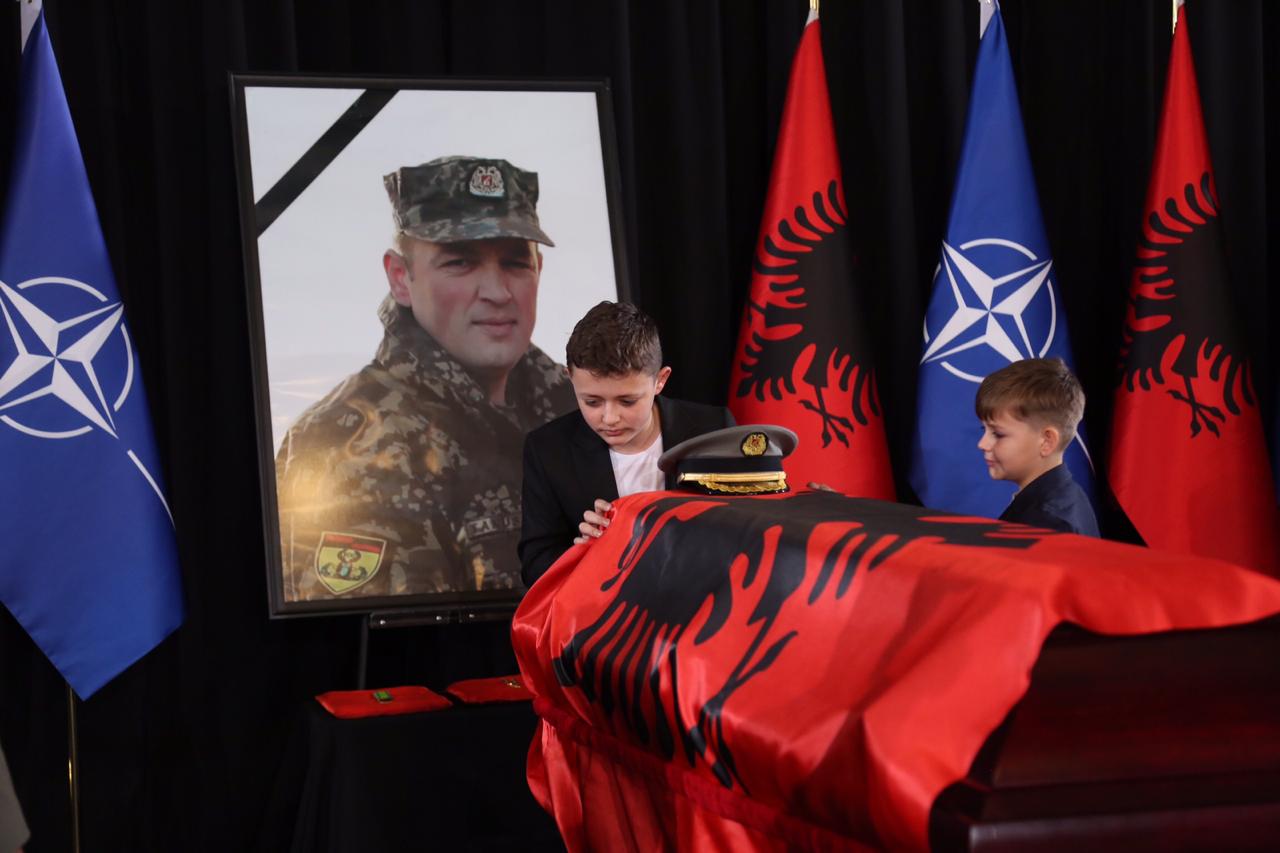 FOTO/Momente prekëse nga homazhet për major Tanushin, 3 fëmijët pjesë e ceremonisë