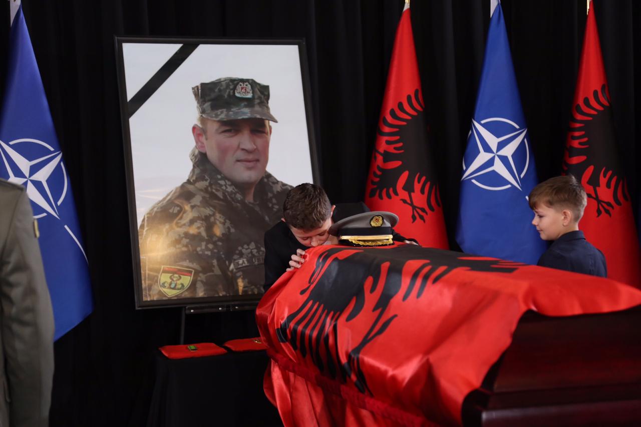 FOTO/Momente prekëse nga homazhet për major Tanushin, 3 fëmijët pjesë e ceremonisë