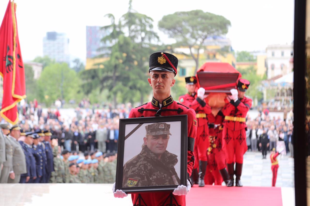 FOTO/Momente prekëse nga homazhet për major Tanushin, 3 fëmijët pjesë e ceremonisë