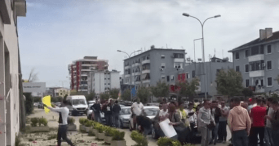 VIDEO/ ‘Perime me pesticide’ të rinjtë e FRPD qëllojnë me domate zyrat e AKU-në Durrës