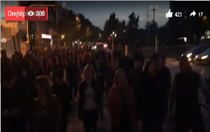 VIDEO/ Banorët e ‘Astirit’ marshojnë drejt Policisë, kërkojnë lirimin e Klevis Balliut