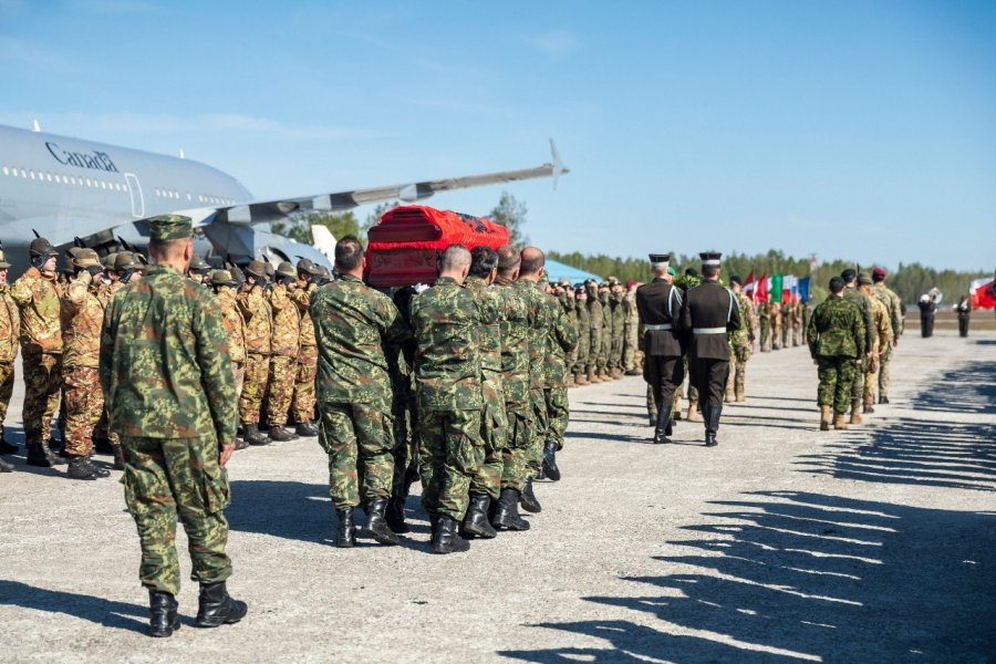 FOTO/NATO e përcjell me nderime, trupi i ushtarakes Zarife Hasanaj niset për në atdhe