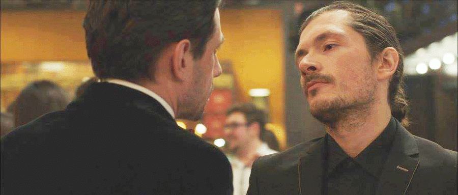 Skena erotike dhe puthje me një mashkull, këngëtari tregon si reagoi bashkëshortja