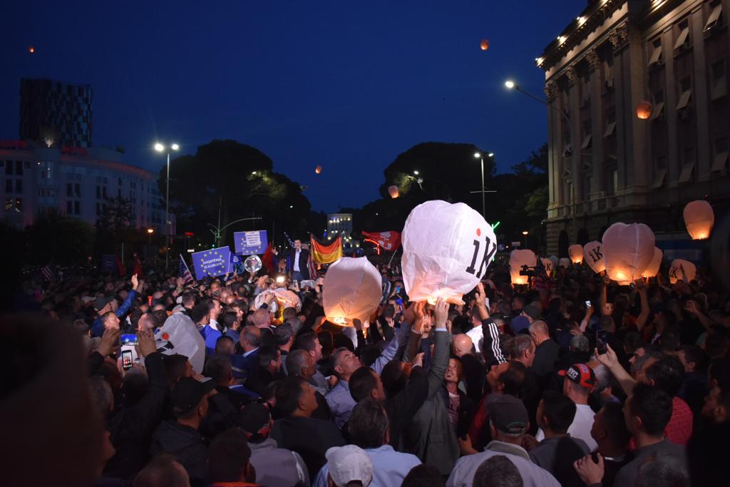 FOTO & VIDEO/ Protestuesit lëshojnë balona në qiell: Rama ik