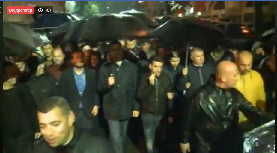 Marshimi i qytetarëve mbërrin tek parlamenti,  çfarë po ndodh?