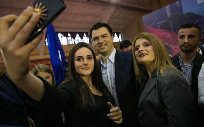 300 studentë europianë në Tiranë, ja premtimi që i bëjnë Bashës për 11 Majin