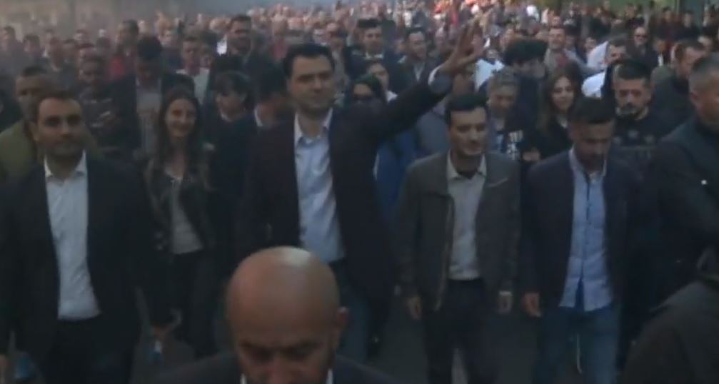 VIDEO/Zhvendoset protesta, opozita marshon sërish, policia merr masa