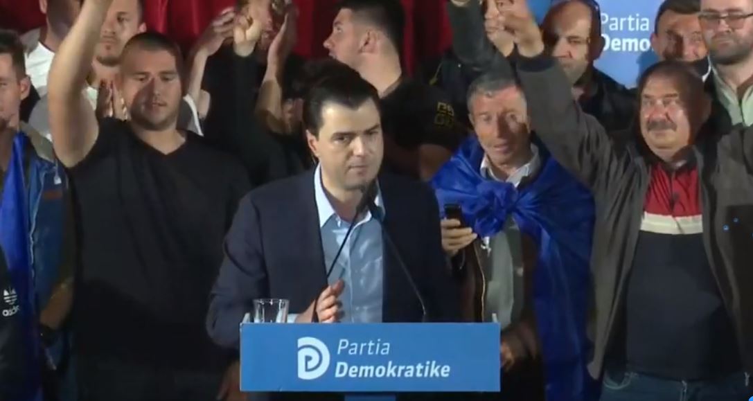 “Edi Rama, o legen… prite Bashën se po vjen”, pritje madhështore e liderit demokrat në Berat