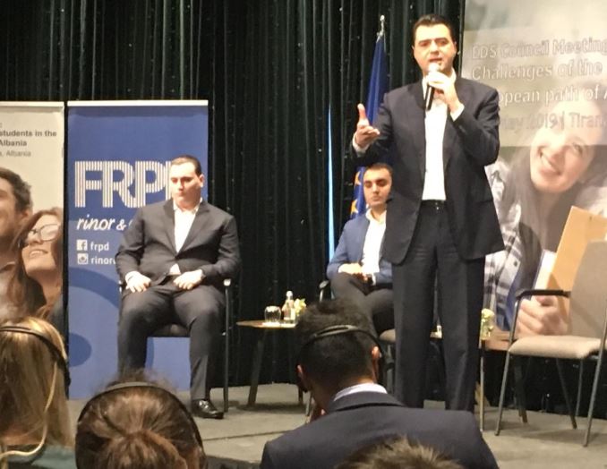 VIDEO/Djali i madh i Sokol Olldashit krah kryedemokratit, Basha: Nderon trashëgiminë e babait të tij