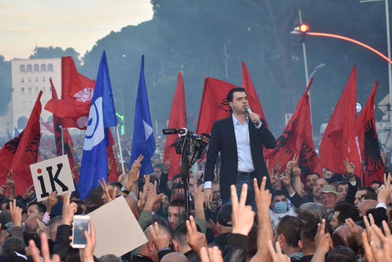 “Nuk ka gaz lotsjellës që na ndan”, Basha para protestuesve: Edi Rama tradhtar i Kosovës