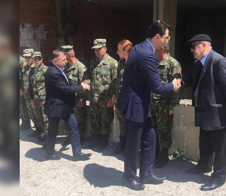 Basha viziton familjen e Major Tanushit: I hidhëruar për këtë humbje të madhe