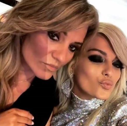 FOTO/Këngëtarja shqiptare suprizon nënën e saj, i bën dhuratën e shtrenjtë