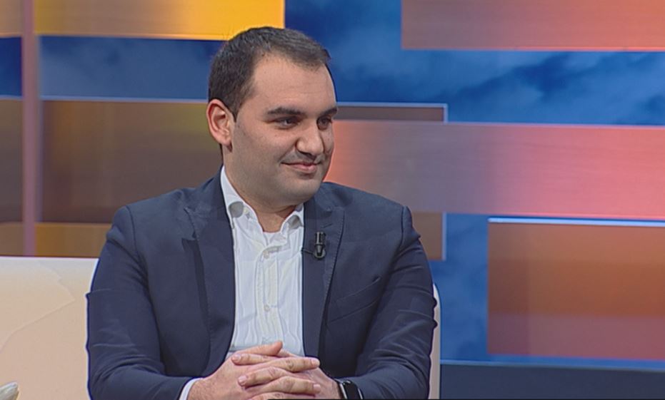 Burg për protestuesit/ “Gjyqtari politik i Rilindjes, babai i nënkryetarit të FRESSH-it”