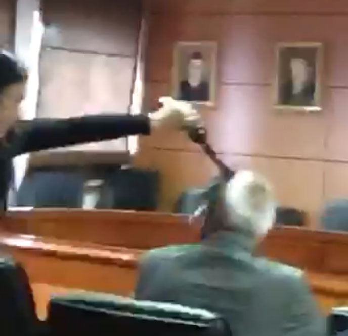 VIDEO/Protesta në Shkodër, studentja i derdh bojë në kokë Rektorit të Universitetit