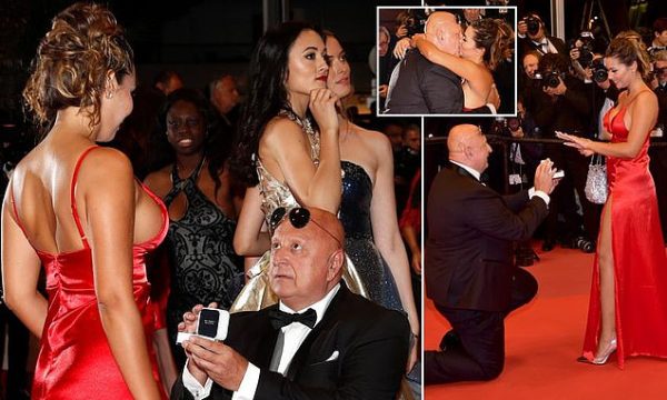 VIDEO/Tërhoqi vëmendjen në Kanë, milioneri grek 63-vjeçar i propozon të dashurës së re në moshë