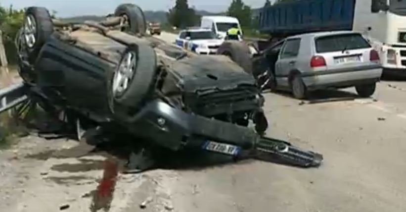 FOTO/Aksidenti i rëndë në Elbasan, makina kthehet përmbys, humb jetën një grua