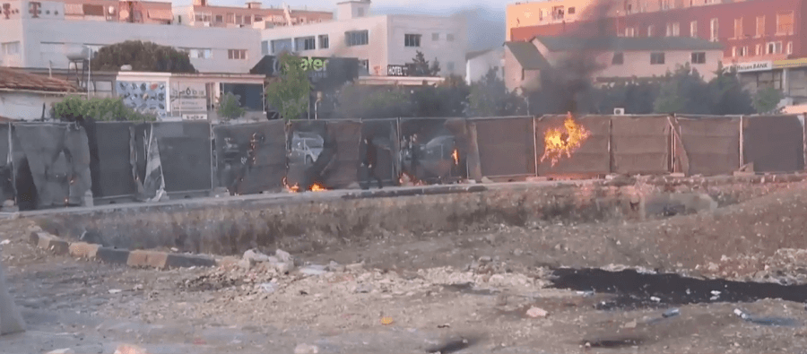 FOTO/ Protestuesit i vendosën zjarrin rrethimit të projektit të ‘Unazës së Re”