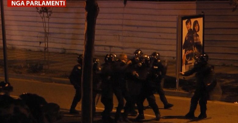 Sulmohet me gaz selia e PD, policia godet me shkop gome Sait Dollapin