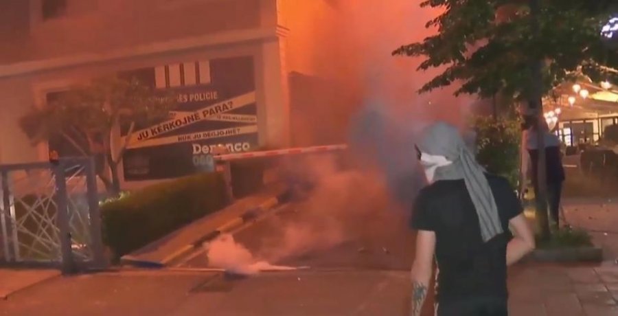 Protestuesit nuk lëkunden, Bardhi: Dollapi u rrëmbye nga policia