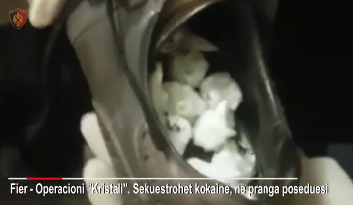 VIDEO/Kokainë në këpucë, si u kap shpërndarësi në Fier