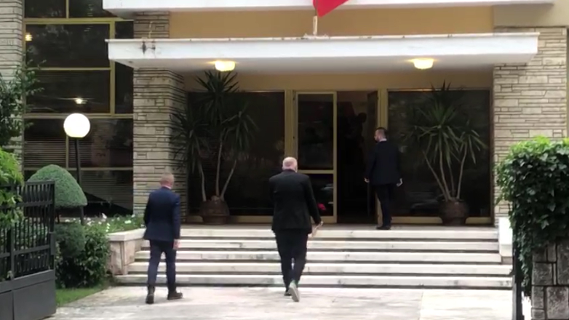 Rama mbledh deputetët dhe drejtuesit e qarqeve në vilën e Enver Hoxhës