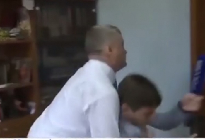 VIDEO/ E pyeti si e ndërtoi shtëpinë, zyrtari përplas përtokë gazetarin