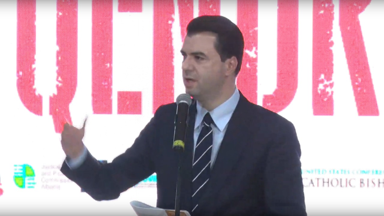 VIDEO – LIVE/ Basha në Shkodër, merr pjesë në inagurimin e memorialit të viktimave të regjimit komunist