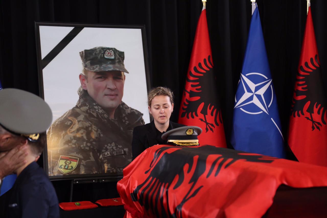 FOTO/Momente prekëse nga homazhet për major Tanushin, 3 fëmijët pjesë e ceremonisë