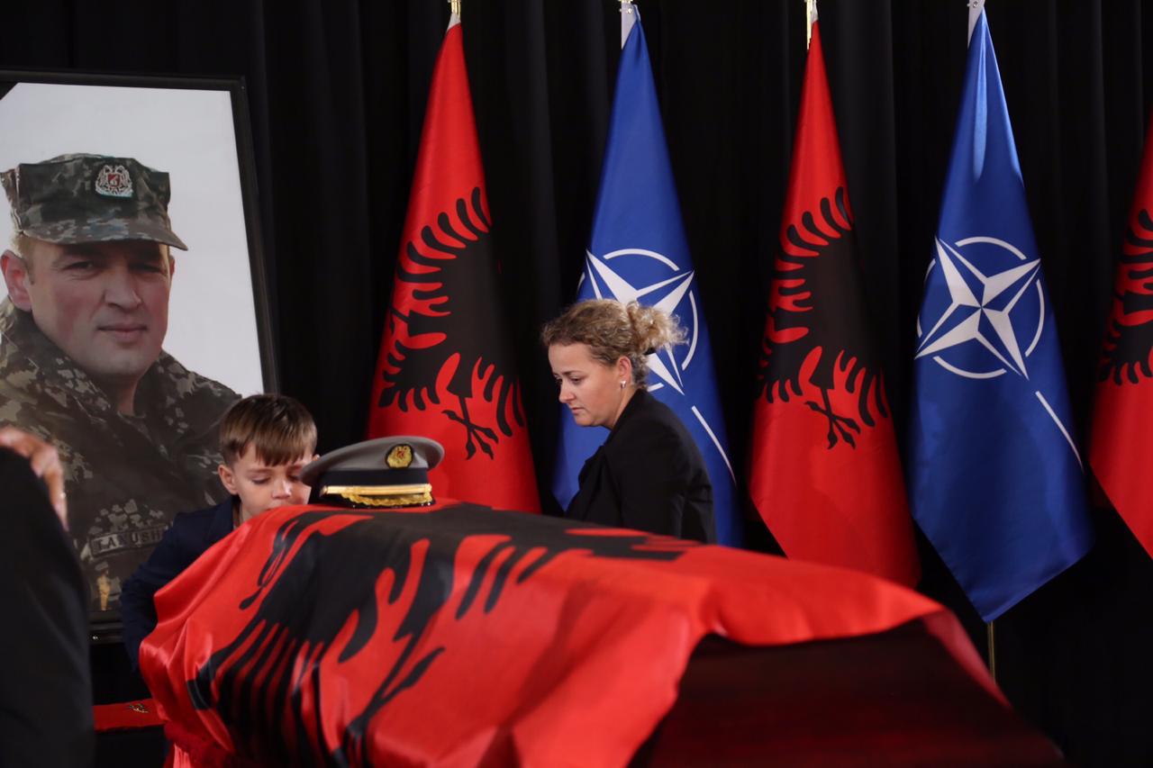 FOTO/Momente prekëse nga homazhet për major Tanushin, 3 fëmijët pjesë e ceremonisë