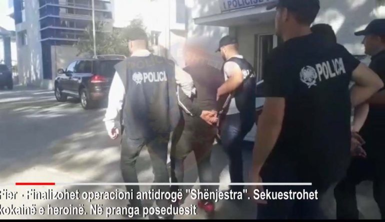 VIDEO/Kapet kokainë e heroinë në Fier, ndalohen nga policia babë e bir dhe kunata