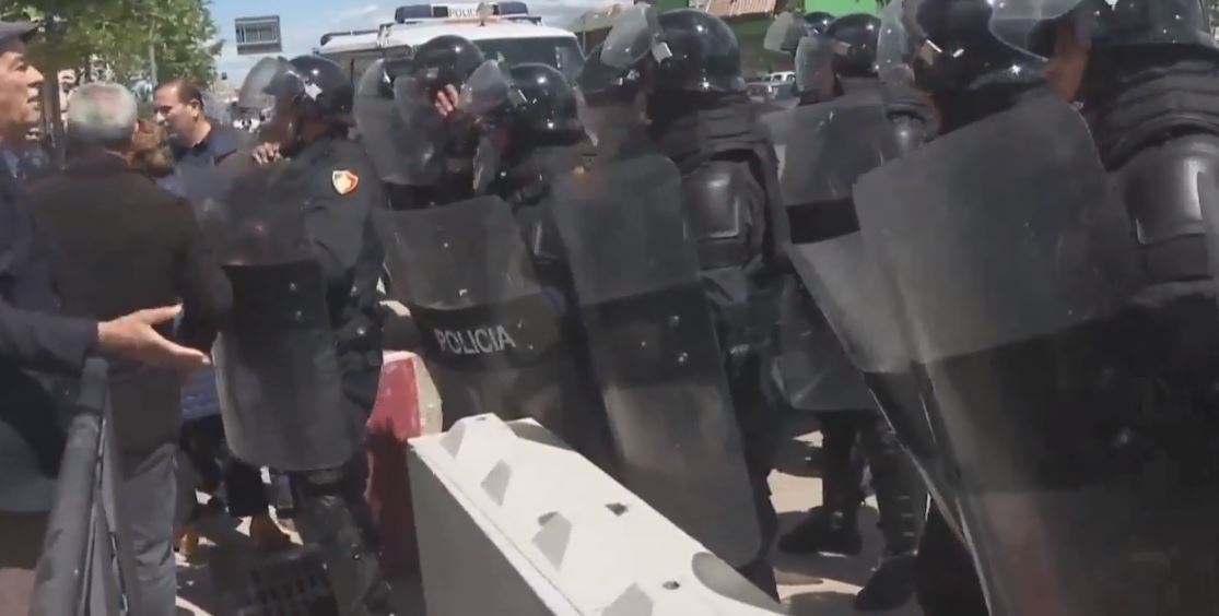 VIDEO/Përplasje të dhunshme, policia merr me forcë banorët e Unazës, shoqërohet dhe ish-deputeti