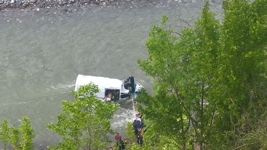 FOTO/ Ja kush është shoferi që ra me furgon në lumë, dyshohet për një person të dytë të zhdukur