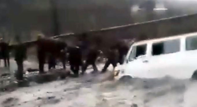 Aksident i rëndë, furgoni bie nga 200 m lartësi në lumin Shkumbin