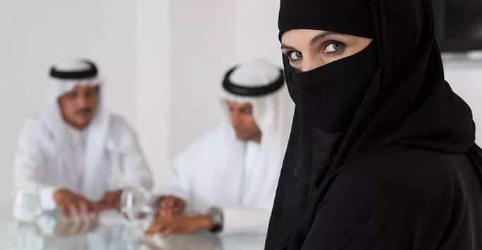 Aplikacioni i ri diskriminues nxit debate, burrat arrijnë të kontrollojnë lëvizjet dhe udhëtimet e grave