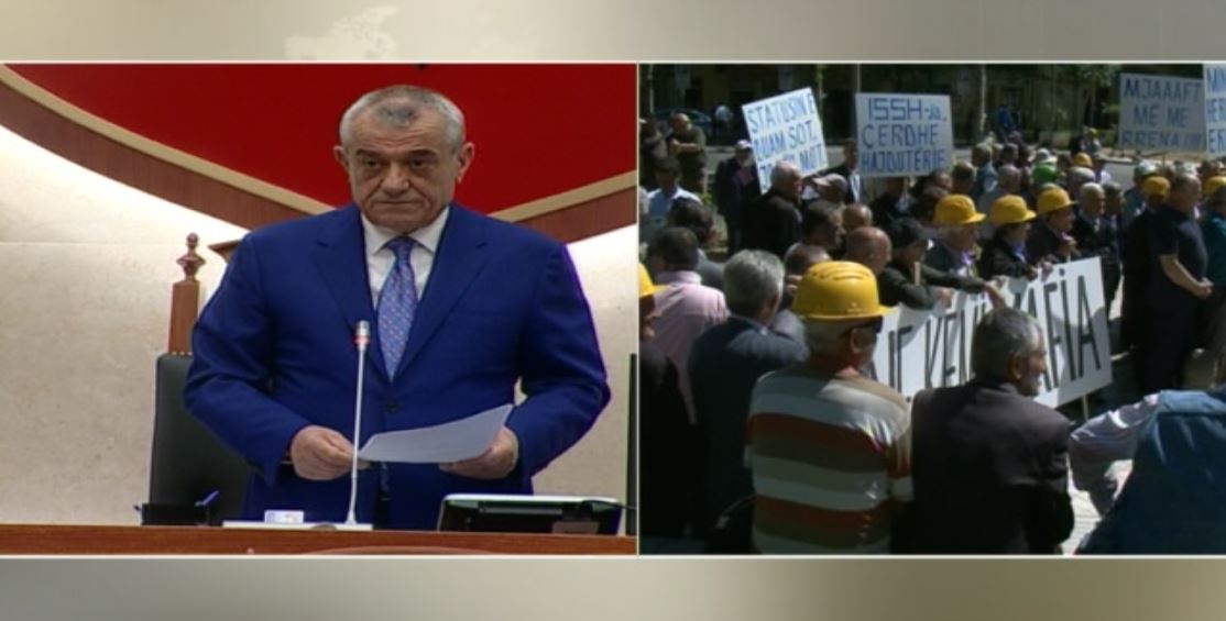 Betohen dy deputetët e rinj, para Parlamentit nis protesta