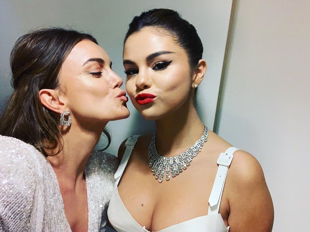 FOTO/Shqiptaret që “bëjnë namin” në botë, modelja puth Selena Gomez