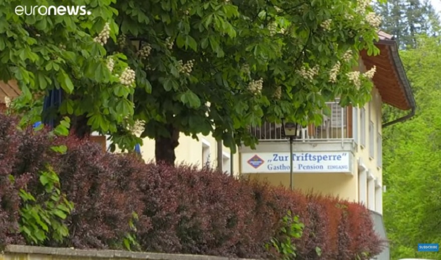 Vriten në mënyrë të mistershme me shigjeta tre persona brenda hotelit