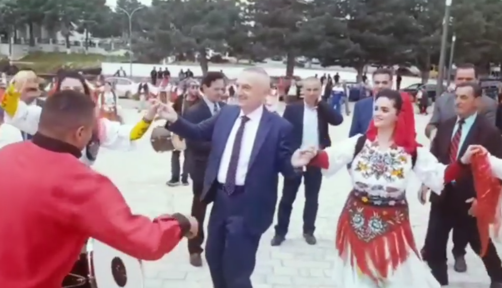 VIDEO/ Ilir Meta, “kcim vendi” në mes të Tropojës