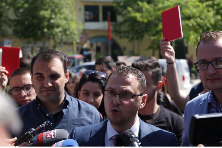 Prisnin betimin e tij, kandidati i PD ua plas në fytyrë: Nuk bëhem pjesë e Parlamentit me vrasës…