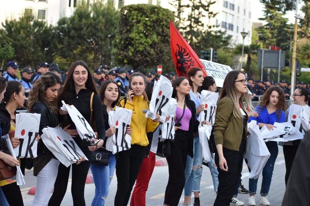 Nis marshimi i protestuesve, ja mënyra e protestës që kanë zgjedhur të rinjtë