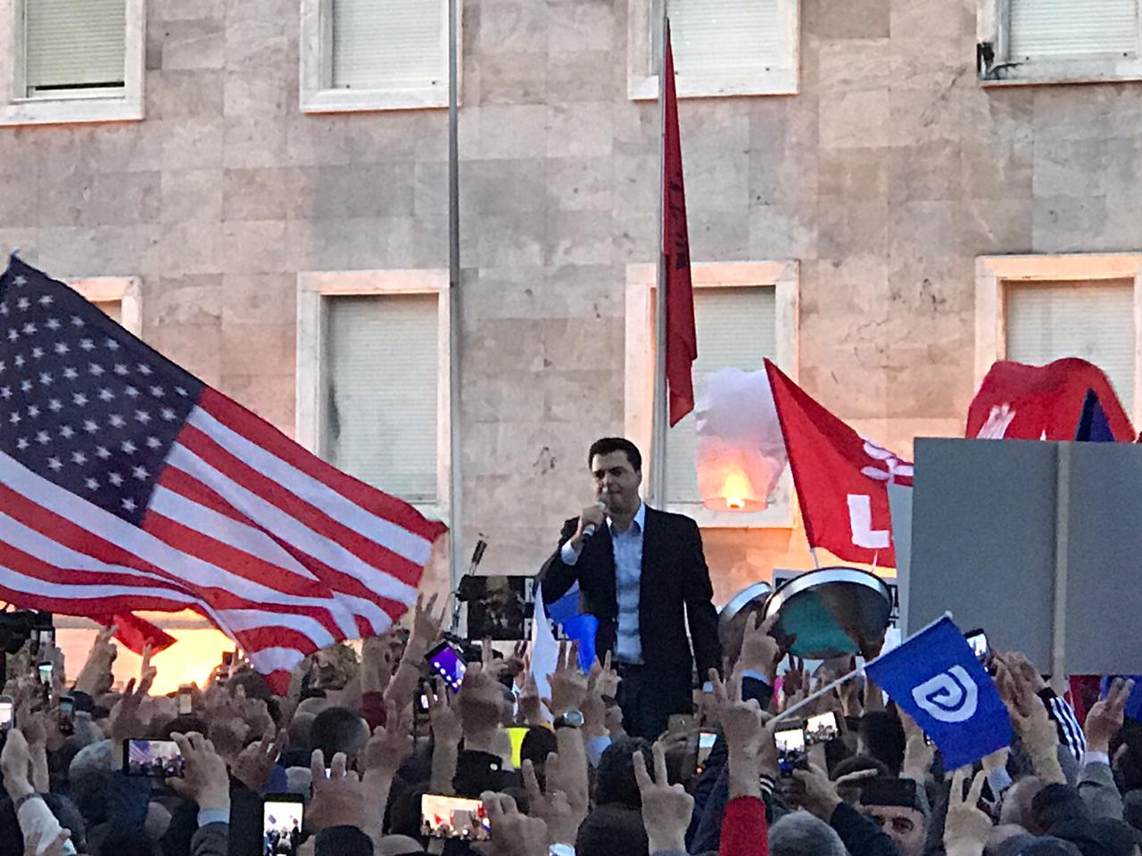 Moment i veçantë në protestë, 1 minutë falje e qetësi për të nderuar agjëruesit e Ramazanit
