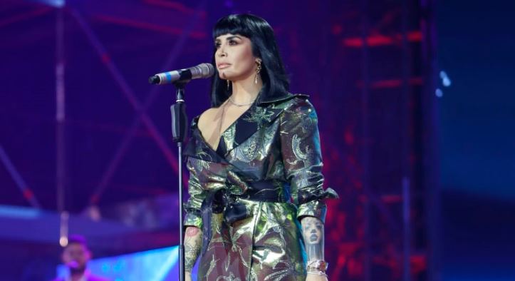 “Historia kolektive e disa injorantëve”, Elton Deda krahë Jonidës: Shoqëria jonë vuan nga hipokrizia